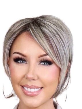 NWT Chelsey Smith Vivi Silver wig